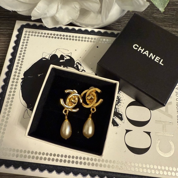 CHANEL Vintage Gold CC Turnlock Faux Pearl Clip On Earrings - Picture 1 of 9